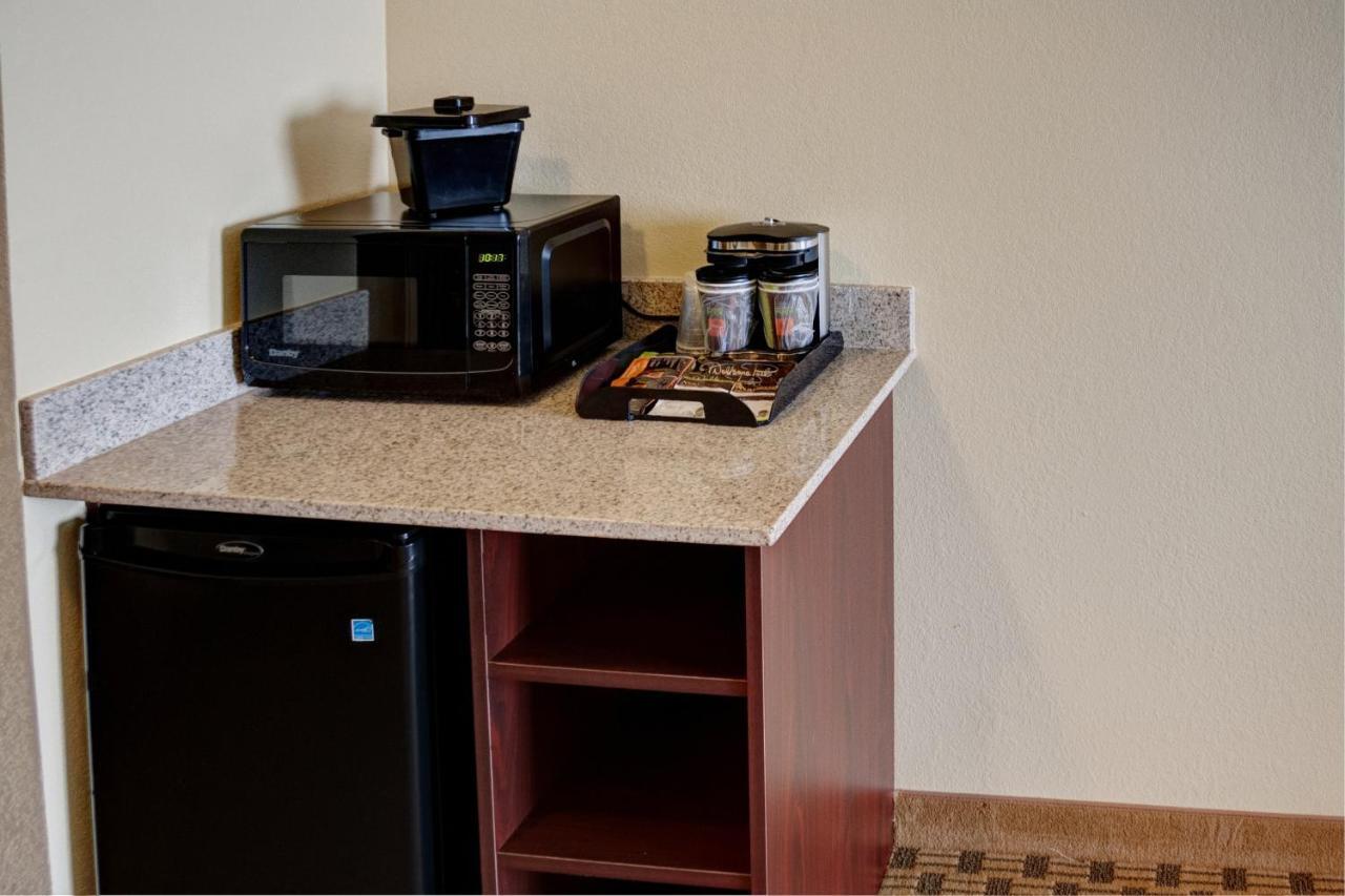 Cobblestone Inn & Suites - Waverly Buitenkant foto